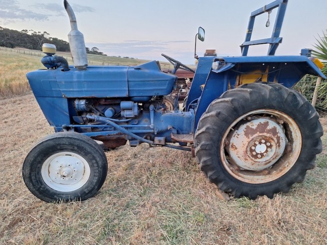 007b Ford 2600 tractor for salvage