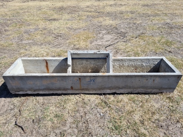 023b Concrete trough 2 Medium