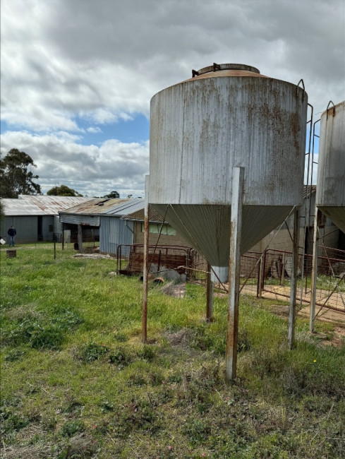 77 Seed silo 3.5t approx. x 2 1