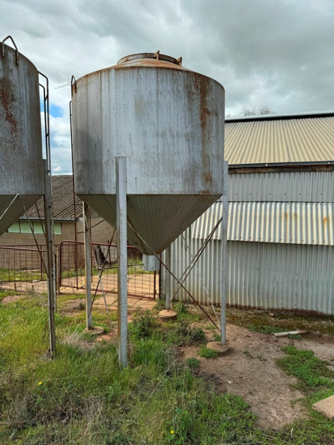 77a Seed silo 3.5t approx. x 2 2