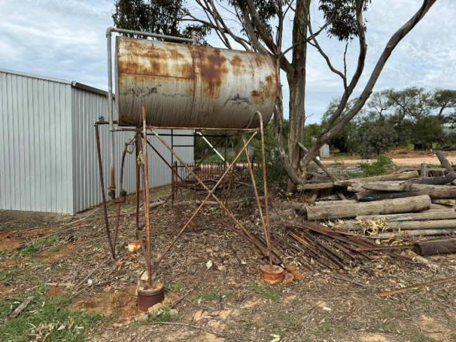 Fuel tank approx 500 gallons round