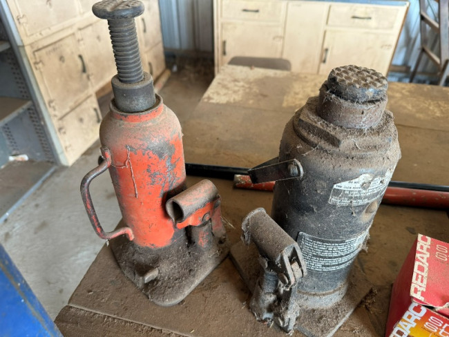 Hydraulic jacks