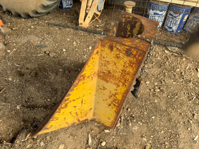 Large auger approx 30ft + hopper 2
